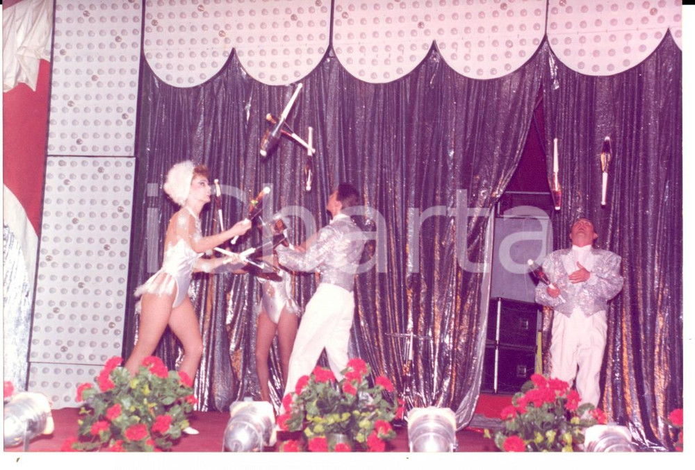 Fotografia d epoca originale 1985 ca PESARO ? CIRCO Lidia TOGNI  Giocolieri di OETVOS UNGHERIA Foto 1