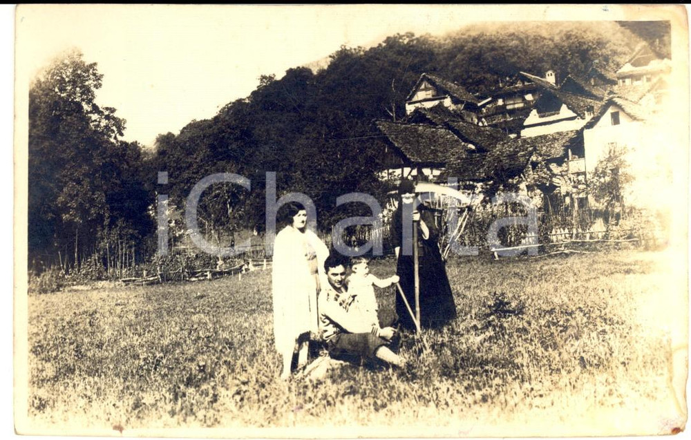 Fotografia d epoca originale 1920 ca SVIZZERA ? La Morte in campagna Foto cartolina CURIOSA VINTAGE 1