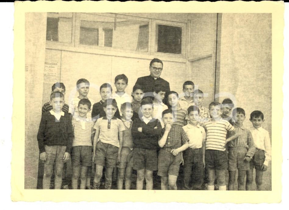 Fotografia d epoca originale 1940 ca GENOVA Nostra Signora della Provvidenza  Bambini con il parroco Foto 1