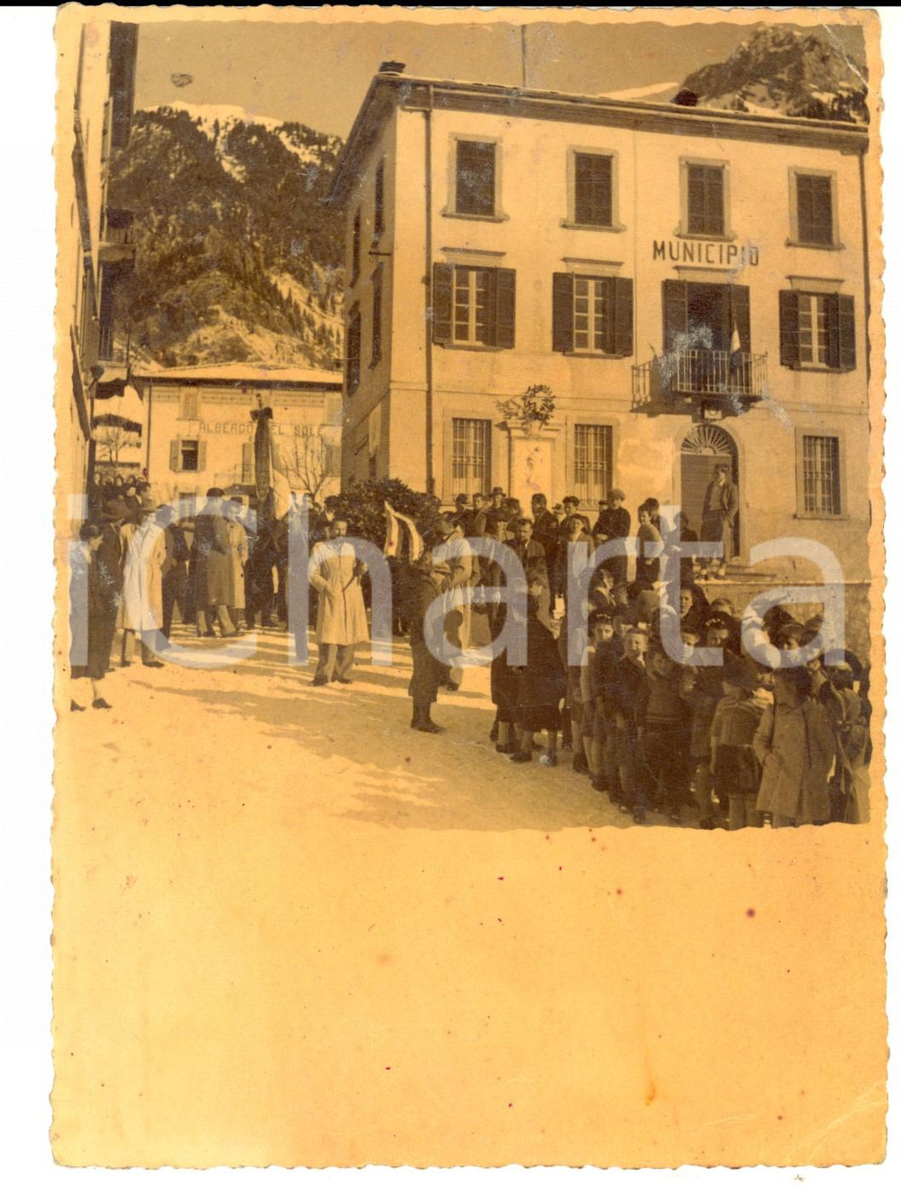 Fotografia d epoca originale 1930 ca MEZZOLDO BG Cerimonia pubblica davanti al municipio Albergo del Sole 1