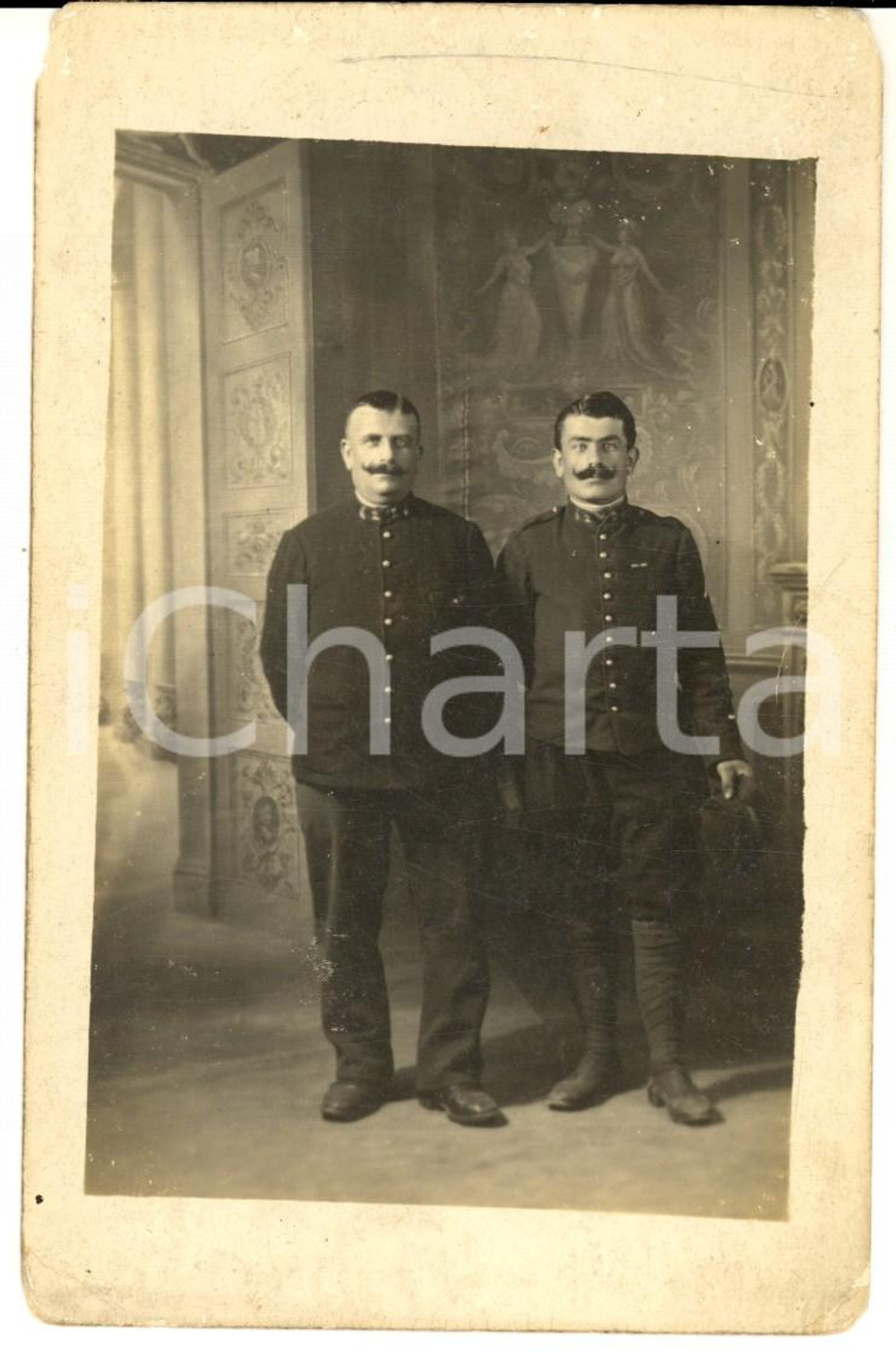 Fotografia d epoca originale 1920 ca GRENOBLE F Soldats 2e infanterie dans un ancien palais Photo FORTUNE 1