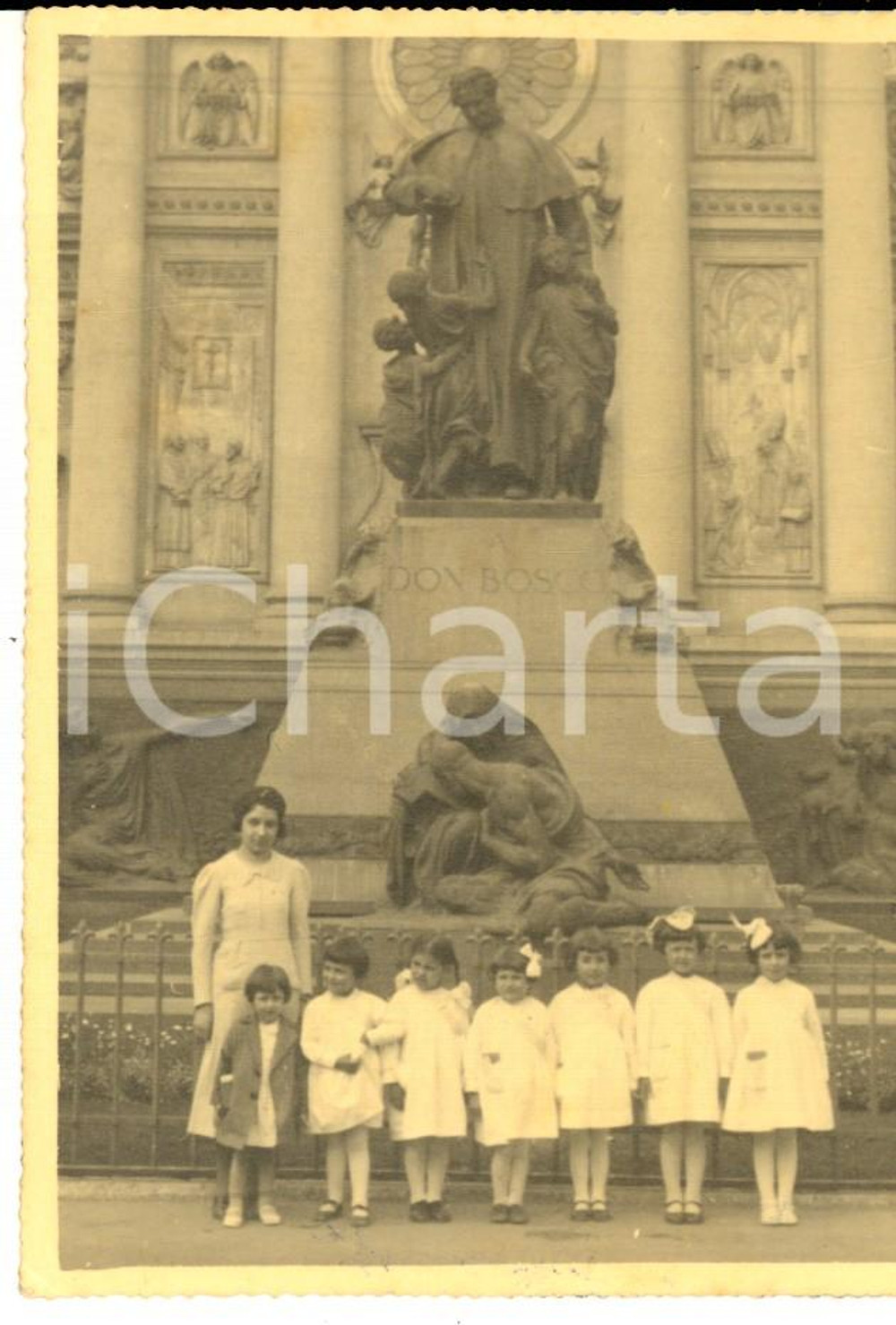 Fotografia d epoca originale 1937 TORINO Maria Ausiliatrice  Bambine in festa presso statua DON BOSCO Foto 1