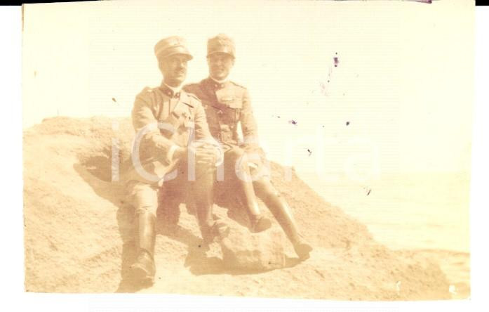 Fotografia d epoca originale 1920 NETTUNO Generale Facino MASCARETTI su uno scoglio con un collega Foto 8x5 1
