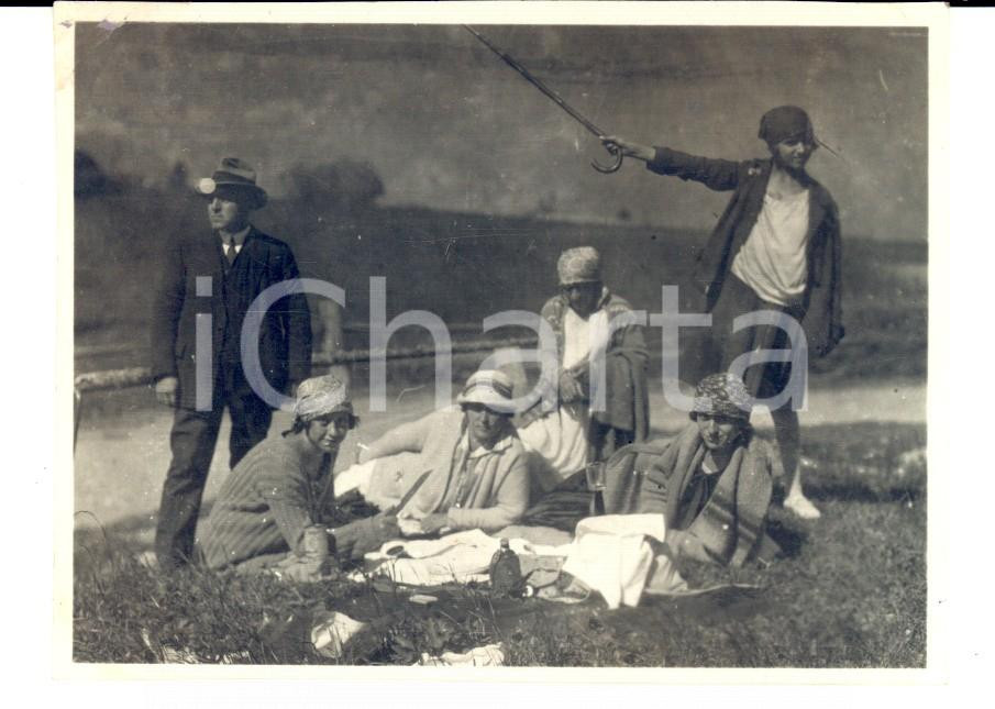 Fotografia d epoca originale 1930 ca AREA TORINESE Un picnic sul prato Fotografia VINTAGE 10x8 cm 1