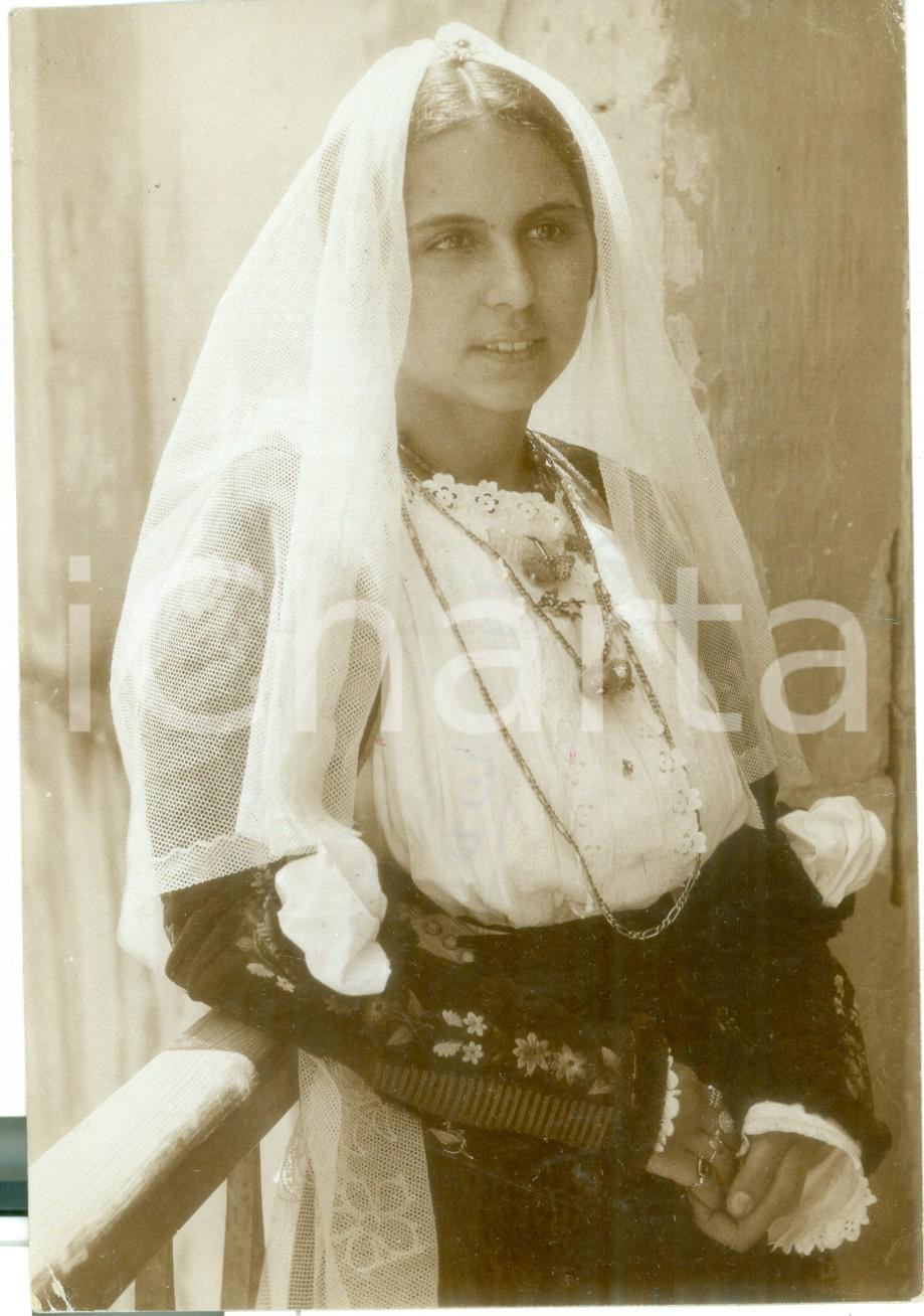 Fotografia d epoca originale 1930 THIESI SASSARI Costumi sardi Giovane sposa in abito tradizionale FOTO 1