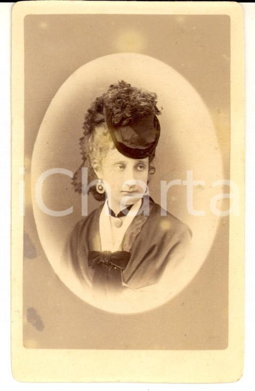 Fotografia d epoca originale 1870 ca GENOVA Ritratto di donna con elaborato cappello nero Foto GIULIO ROSSI 1