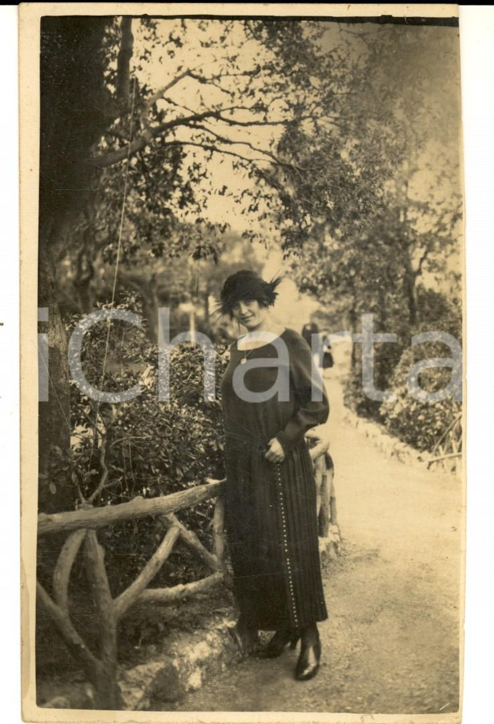 Fotografia d epoca originale 1923 GENOVA Donna con cappello a piume ai giardini pubblici Foto VINTAGE FP 1