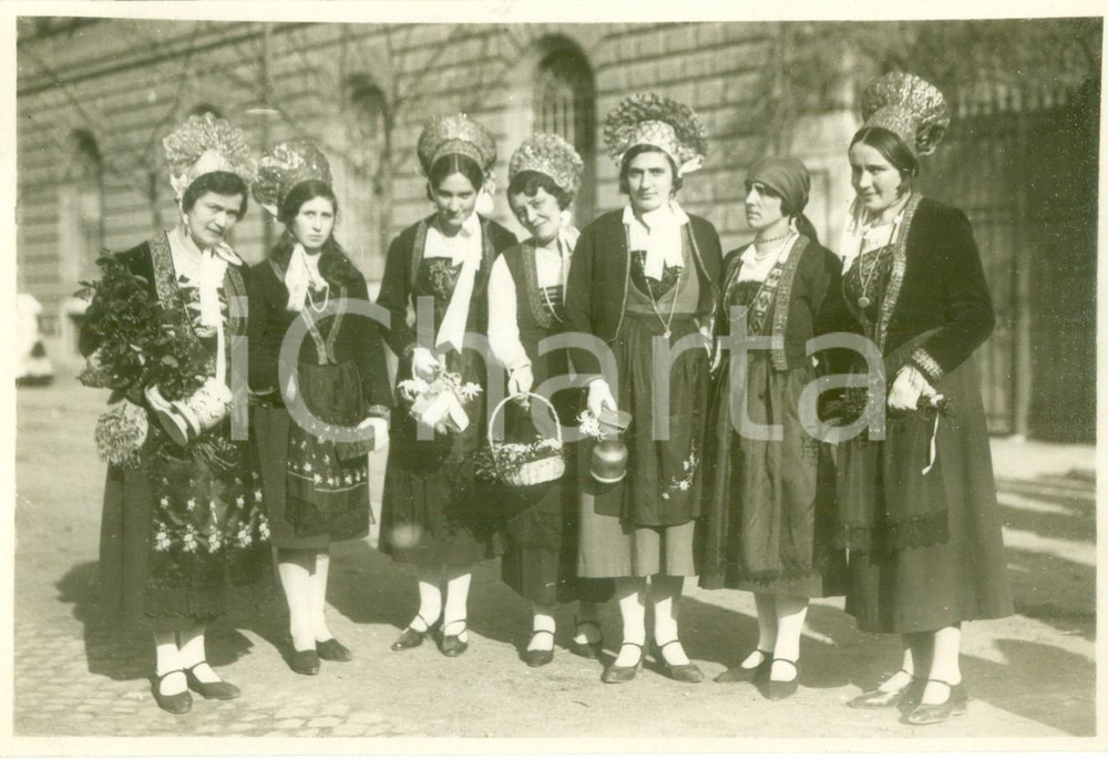 Fotografia d epoca originale 1930 ca ROMA Contadine di GRESSONEY in costume tradizionale Fotografia 1
