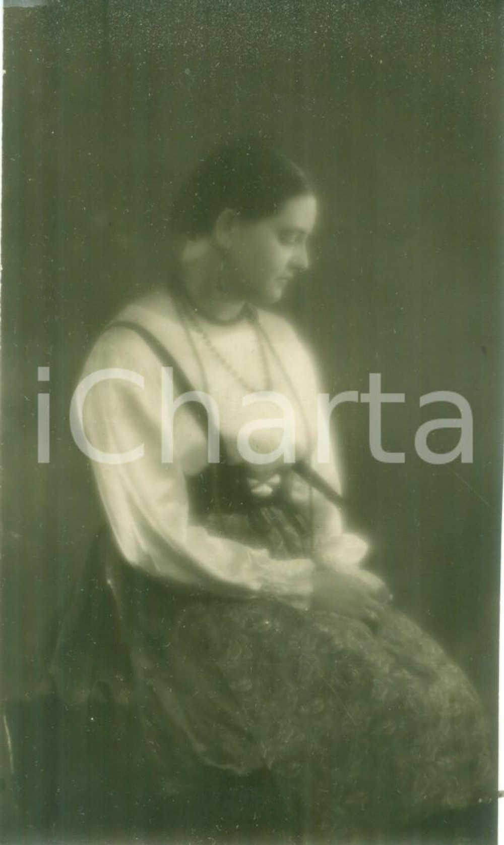 Fotografia d epoca originale 1931 COSTUMI SICILIANI Giovane donna siciliana in costume tradizionale Cartolina 1