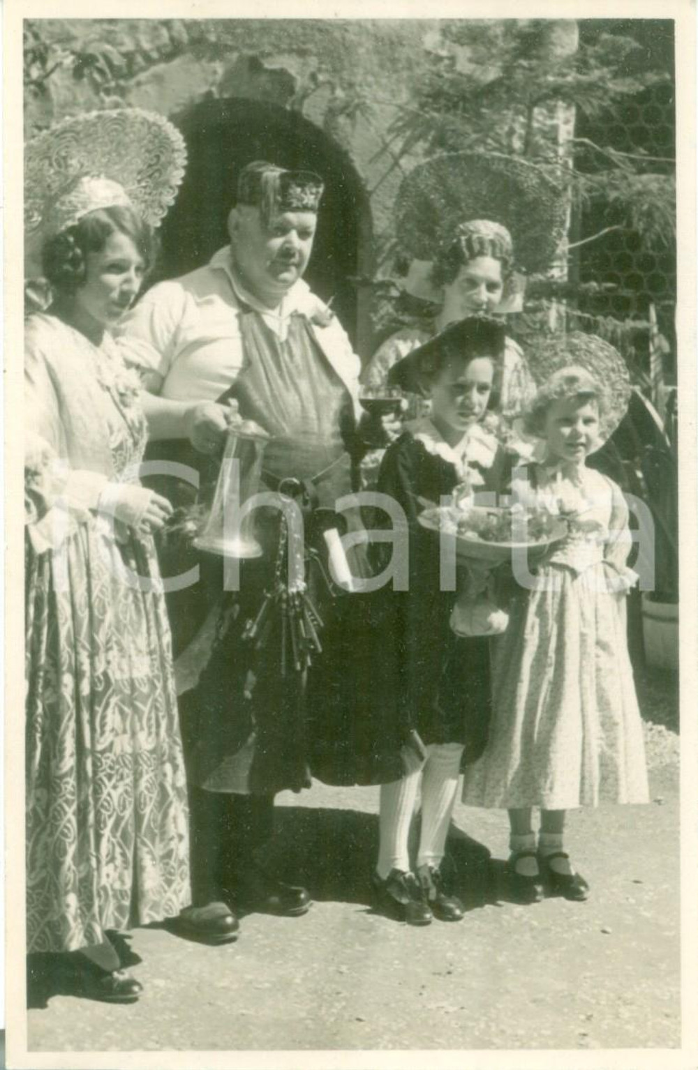 Fotografia d epoca originale 1934 WIEN ? Il cantiniere del Castello dell Ombra in costume tipico Fotografia 1