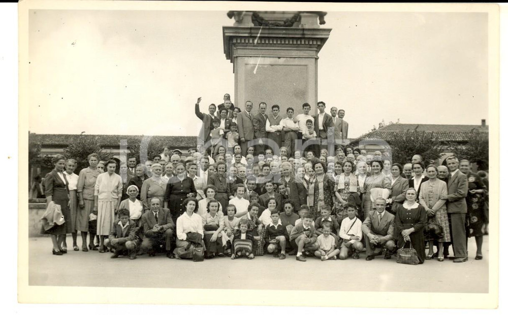 Fotografia d epoca originale 1955 CARAVAGGIO BG Gruppo di pellegrini al santuario Fotografia 15x10 cm 1
