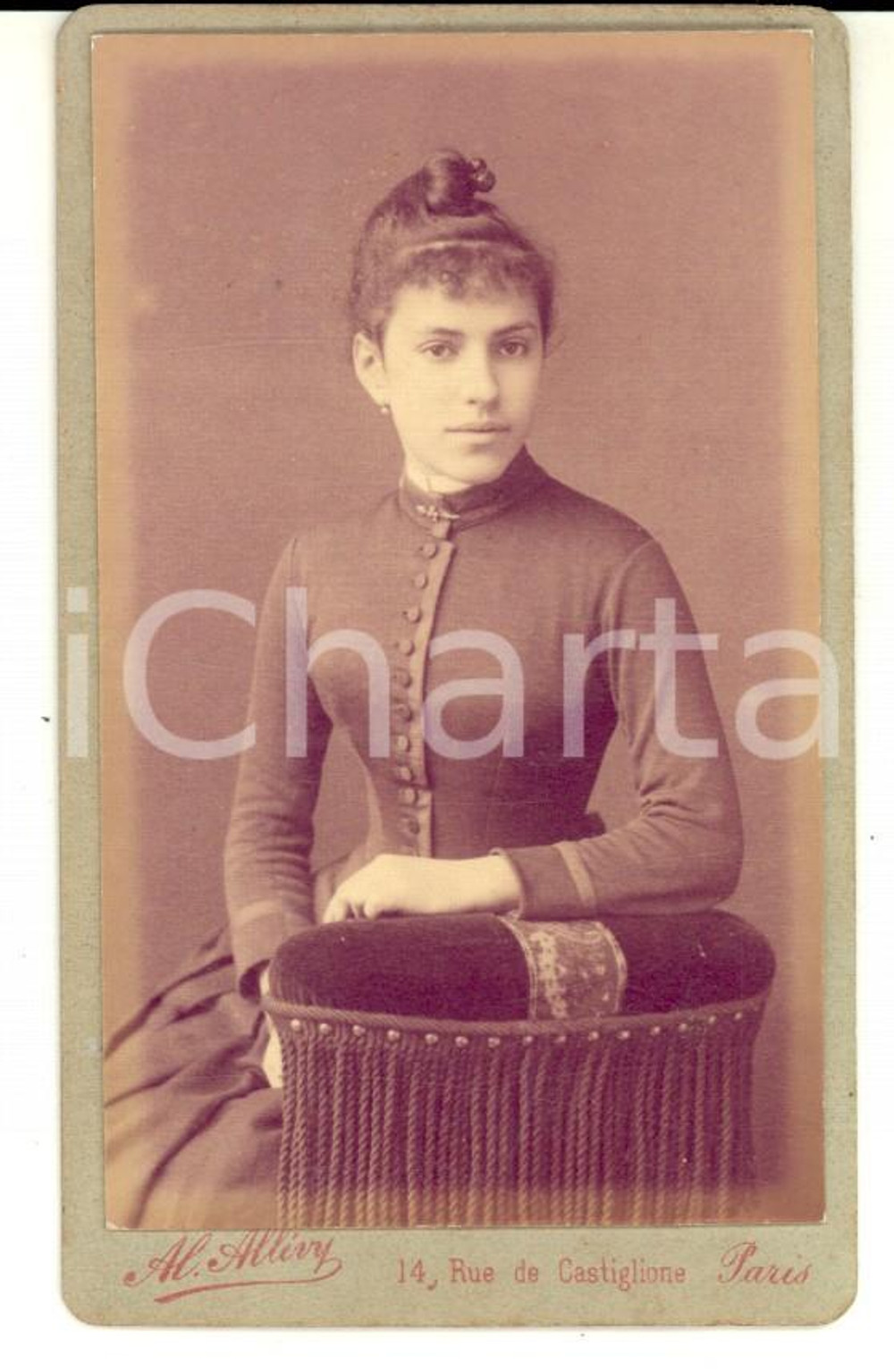 Fotografia d epoca originale 1890 ca PARIS Ritratto di donna con abito a bottoni Foto Alcide ALLEVY CDV 1