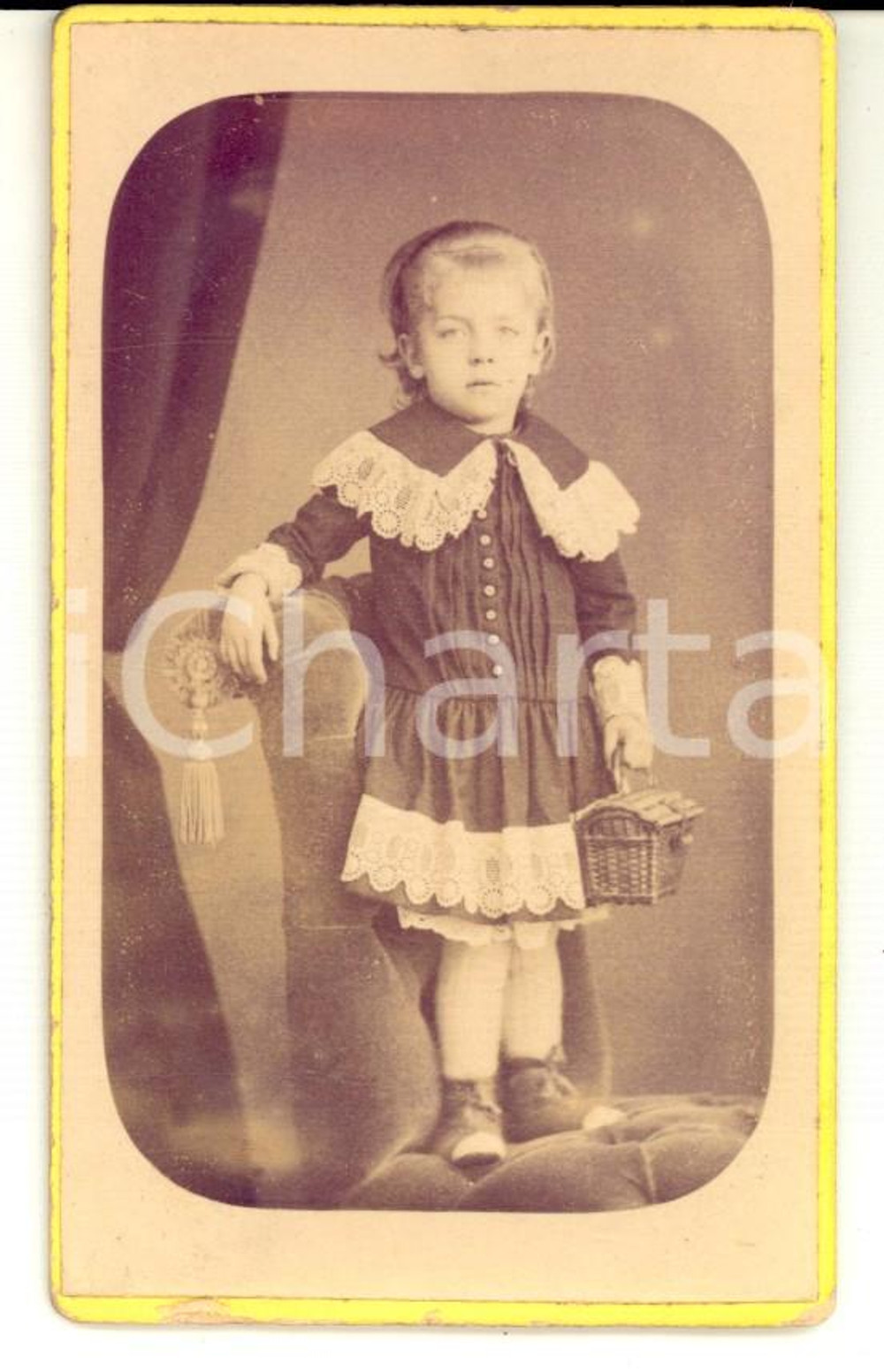 Fotografia d epoca originale 1880 ca PARIS Ritratto di bambina con cestino di paglia Foto Clovis CLARET CDV 1