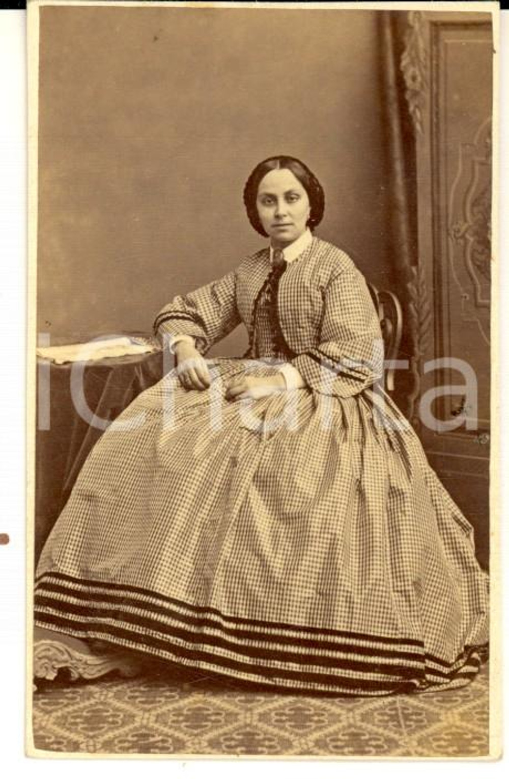 Fotografia d epoca originale 1870 ca VENEZIA Donna con abito a quadretti Foto Giuseppe e Luigi VIANELLI 1