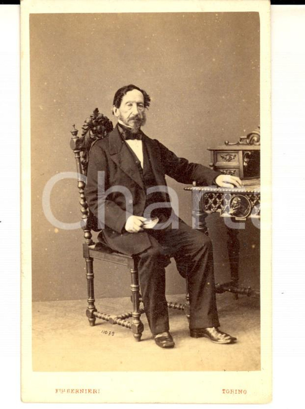 Fotografia d epoca originale 1865 ca TORINO Ritratto maschile alla scrivania Foto BERNIERI CDV 1