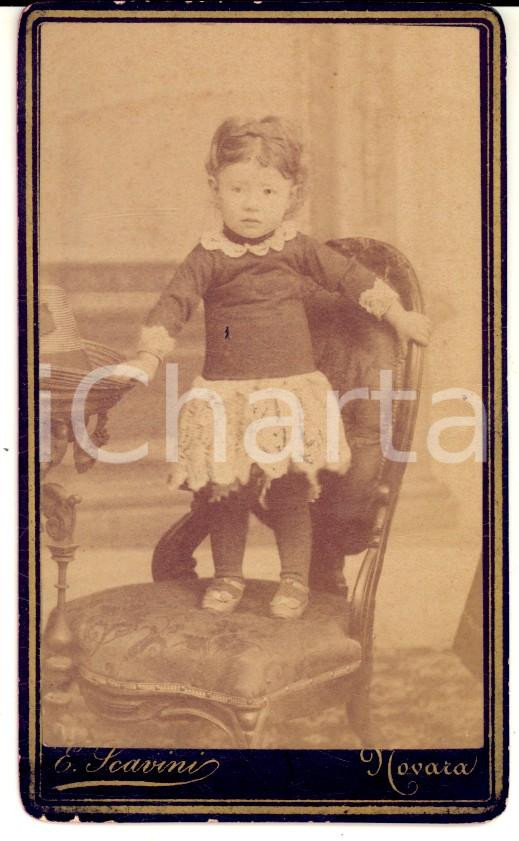 Fotografia d epoca originale 1880 ca NOVARA Ritratto di bambina con gonna di pizzo Foto SCAVINI CDV 1