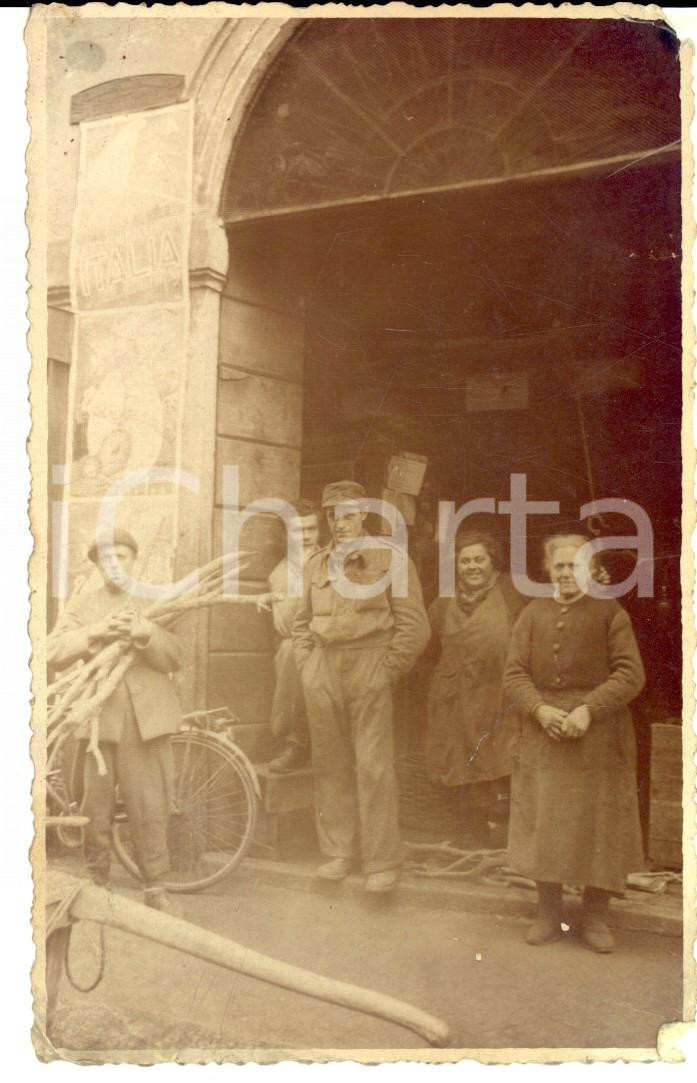 Fotografia d epoca originale 1930 ca MILANO Una rivendita di legna d epoca Foto G. MANZONI DANNEGGIATA 1