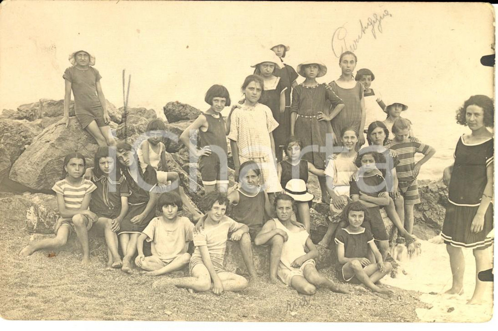 Fotografia d epoca originale 1920 ca AREA LIGURE Bambine di una colonia marina Foto  COSTUME FP VINTAGE 1