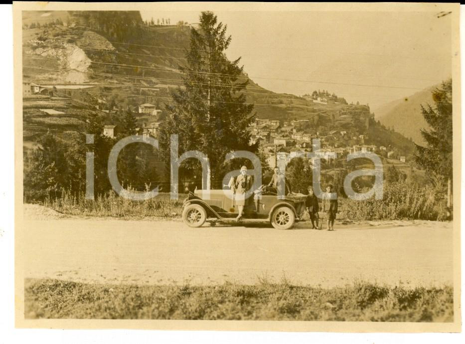 Fotografia d epoca originale 1927 PIEVE DI CADORE Famiglia di turisti con il paese sullo sfondo Foto 13x9 1