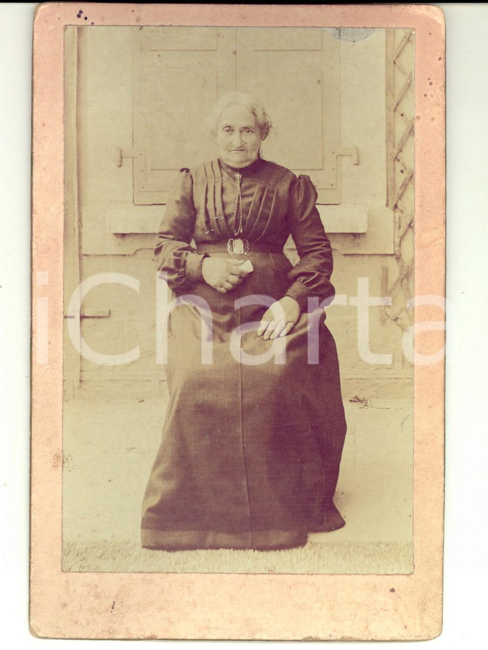 Fotografia d epoca originale 1890 ca AREA LOMBARDA Ritratto di anziana donna in abito nero Foto VINTAGE 1