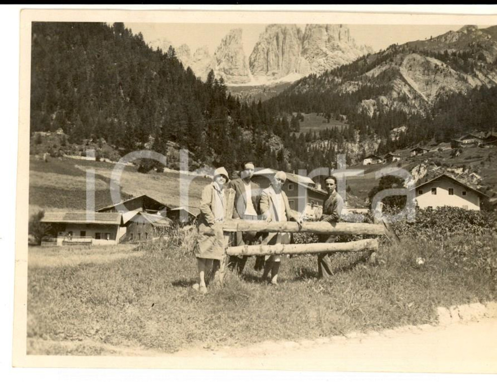 Fotografia d epoca originale 1927 CAMPITELLO DI FASSA TN Turisti con il SASSOLUNGO Foto 11x8 cm 1