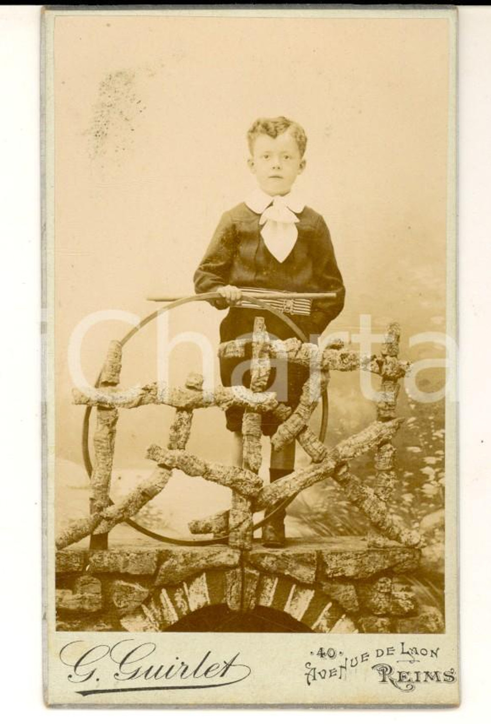 Fotografia d epoca originale 1910 ca REIMS F Ritratto di bambino con il cerchio Foto GUIRLET CDV 1