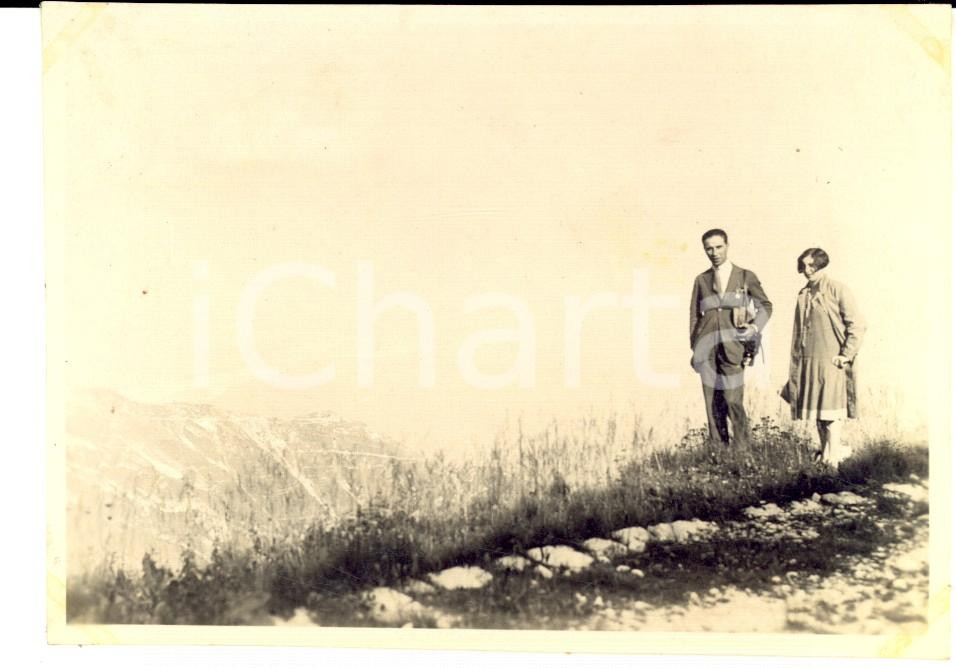 Fotografia d epoca originale 1927 COLLE MONTELLO TV Coppia di escursionisti in cima Foto 12x9 cm 1