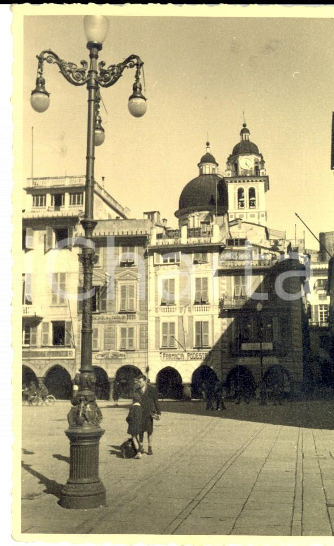 Fotografia d epoca originale 1940 ca CHIAVARI GE Piazza Mazzini con la farmacia PODESTA  Foto ANIMATA FP 1