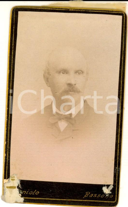Fotografia d epoca originale 1880 ca BASSANO DEL GRAPPA VI Ritratto maschile in abito scuro Pietro TONIOLO 1
