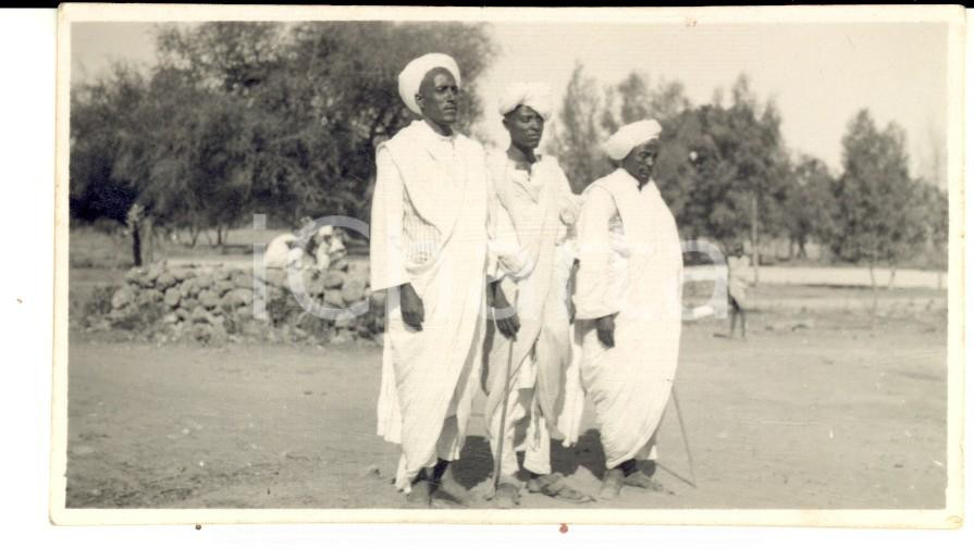 Fotografia d epoca originale 1936 AOI GHINDA ERITREA Tre indigeni in abito bianco Fotografia 11x6 cm 1