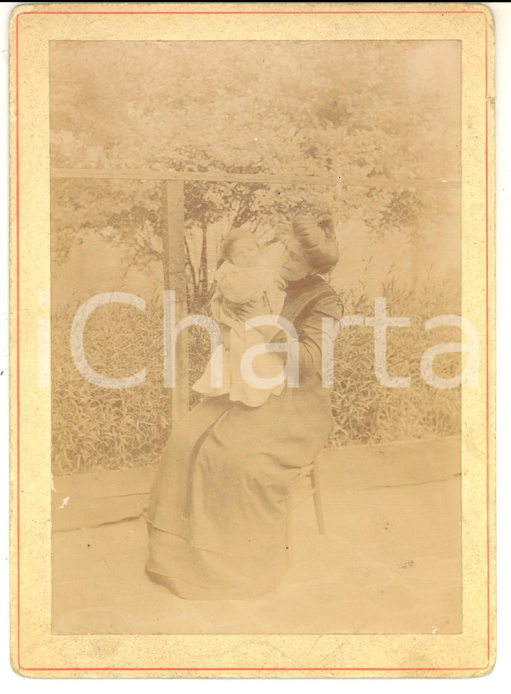 Fotografia d epoca originale 1890 AREA LOMBARDA Madre in giardino con il figlio di pochi mesi Foto VINTAGE 1