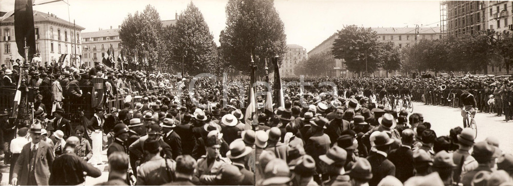 Fotografia d epoca originale 1933 MILANO La corsa ciclistica del Fascio CELERE in Piazza Giulio Cesare Foto 1