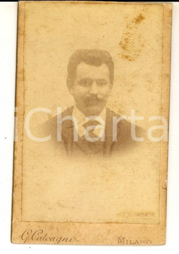 Fotografia d epoca originale 1901 MILANO Ritratto maschile con abito scuro Fotografia G. CALCAGNI CDV 1