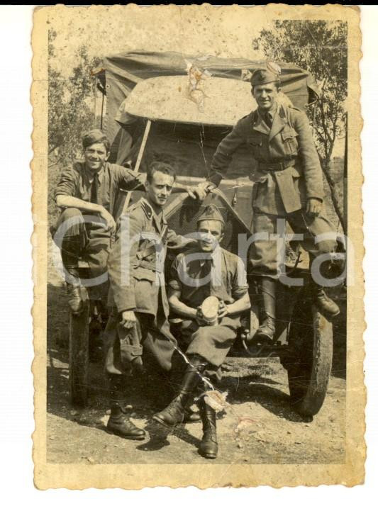 Fotografia d epoca originale 1940 ca BESANA BRIANZA Militari posano con una camionetta Foto DANNEGGIATA 6x9 1