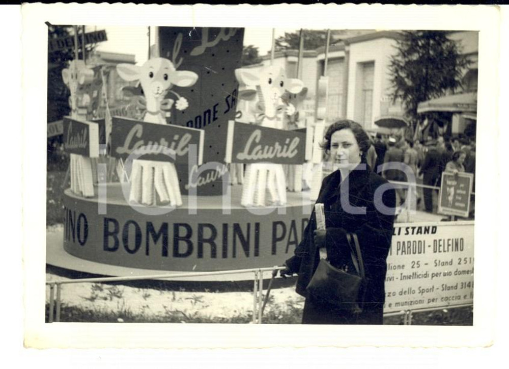 Fotografia d epoca originale 1950 ca MILANO Fiera Campionaria  Stand BOMBRINI PARODI DELFINO Sapone LAURIL 1