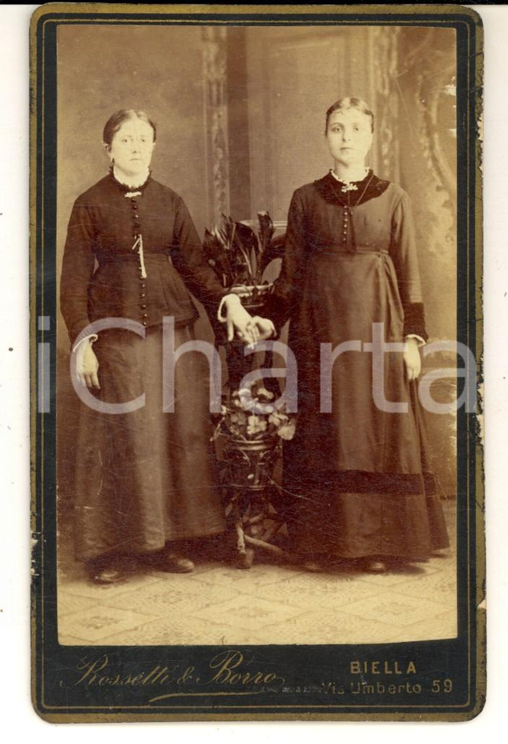 Fotografia d epoca originale 1880 ca BIELLA Coppia di sorelle che si tiene per mano Foto ROSSETTI & BORRO 1
