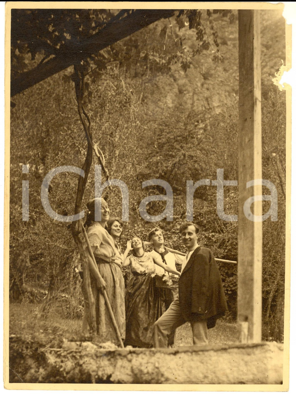 Fotografia d epoca originale 1930 ca AREA LOMBARDA ? Famiglia COMBONI in posa scherzosa in campagna Foto 1