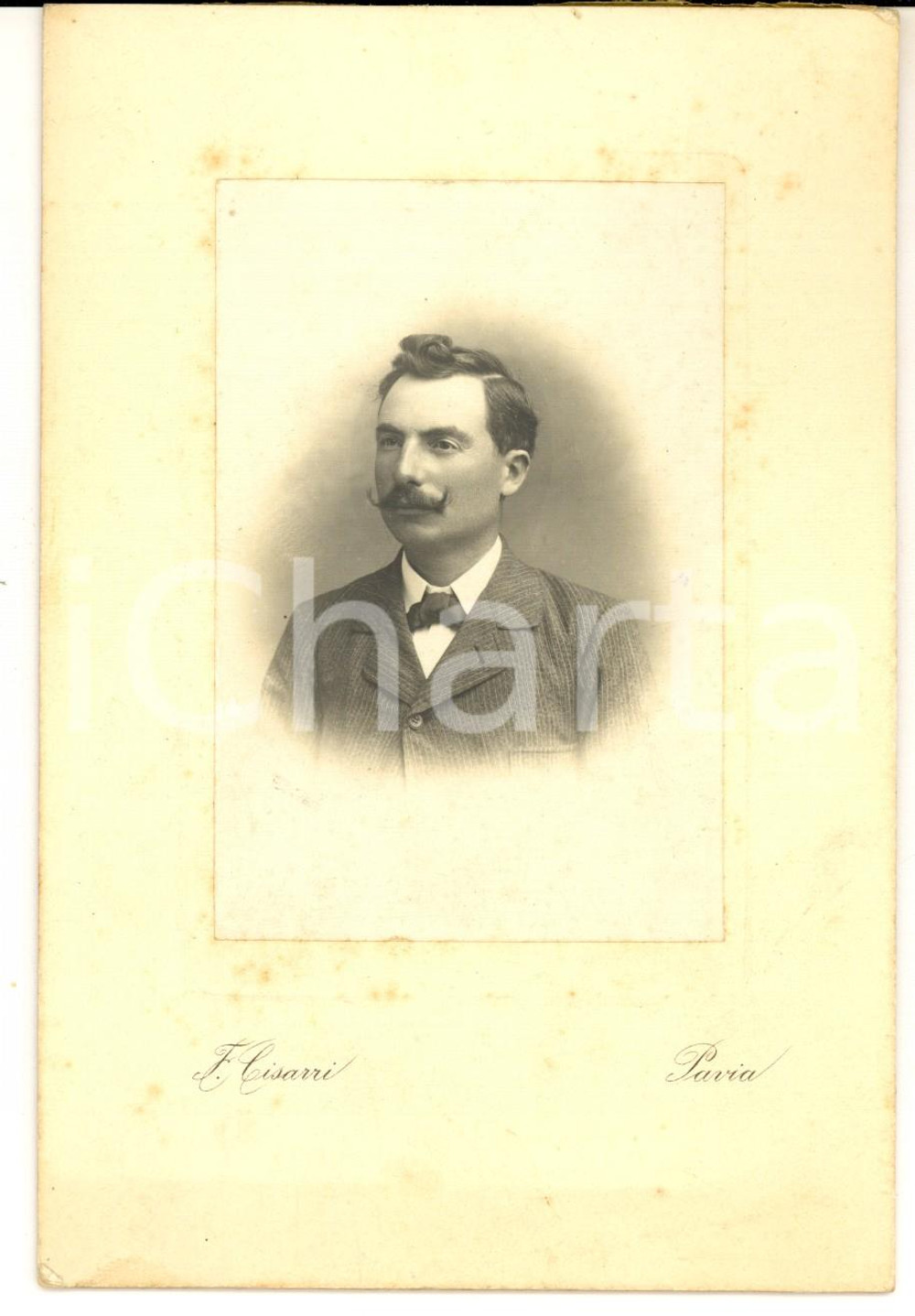 Fotografia d epoca originale 1905 PAVIA Ritratto maschile con abito a righe Fotografia F. CISARRI 12x17 1