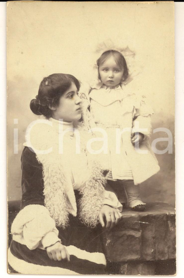 Fotografia d epoca originale 1904 AREA LOMBARDA ? Donna con la figlia in abiti invernali Foto VINTAGE 1