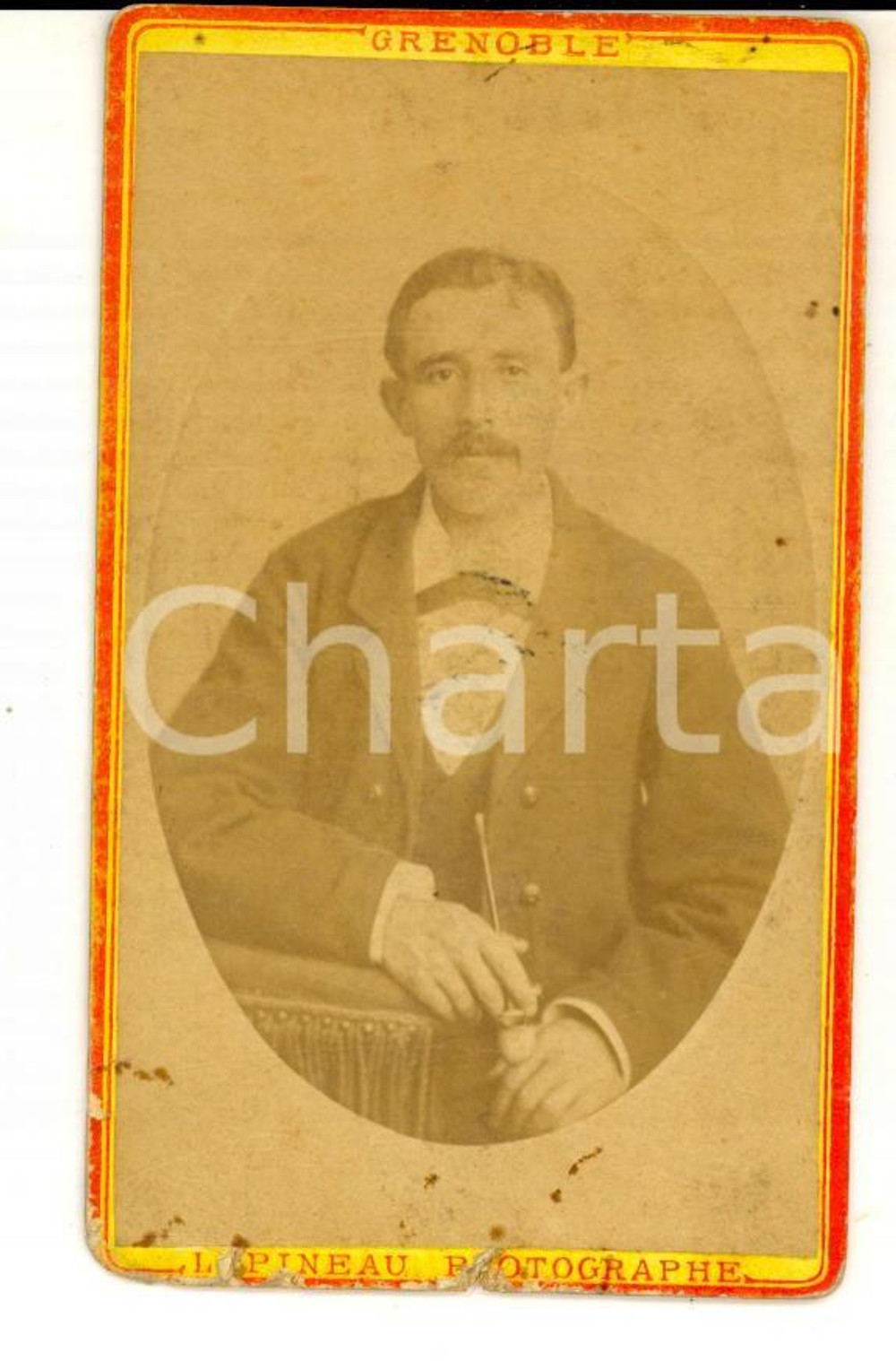 Fotografia d epoca originale 1885 ca GRENOBLE Ritratto maschile in abito scuro Foto L. PINEAU VINTAGE CDV 1