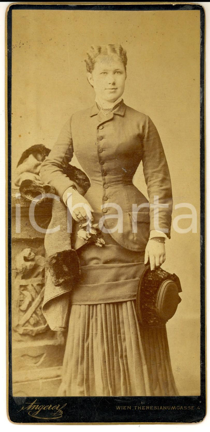 Fotografia d epoca originale 1890 WIEN Ritratto di nobildonna con soprabito Foto Victor ANGERER DANNEGGIATA 1
