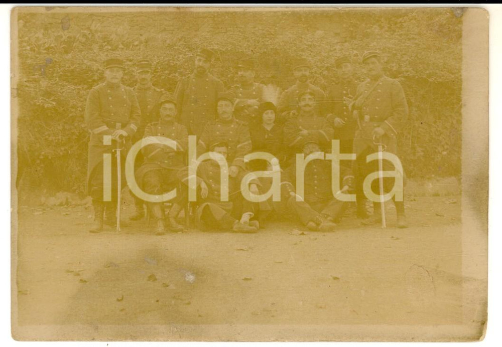 Fotografia d epoca originale 1911 CARCASSONNE F Militari di fanteria posano con giovane donna Foto FP 1
