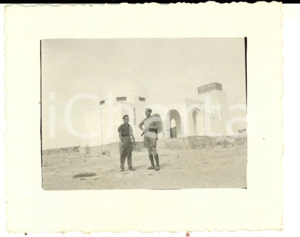 Fotografia d epoca originale 1941 WW2 MARTUBA LIBIA Militari italiani con edificio nel deserto Foto 8x6 cm 1