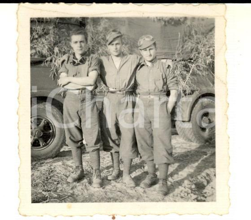 Fotografia d epoca originale 1941 WW2 AGEDABIA LIBIA Agostino BONINO posa con due commilitoni Foto 7x6 1