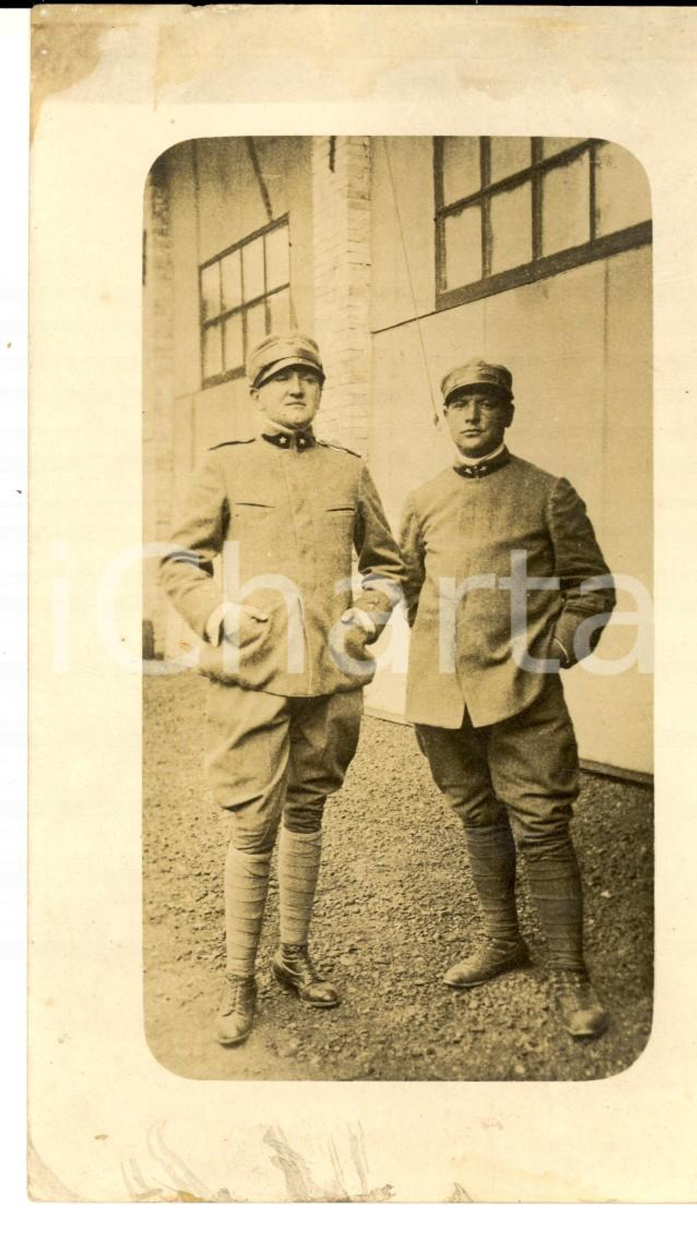 Fotografia d epoca originale 1915 ca WW1 AREA LOMBARDA ? Militari di fanteria nel cortile di una caserma 1