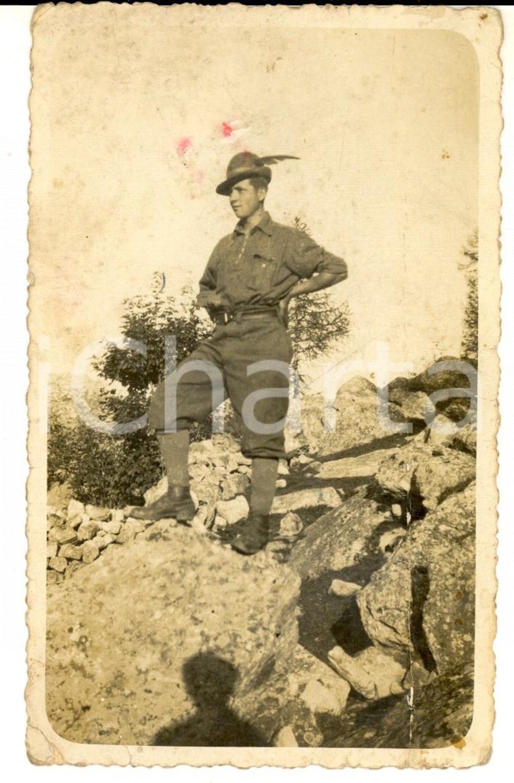 Fotografia d epoca originale 1940 ca WW2 Giovane alpino posa su una roccia Foto MIGLIAR DANNEGGIATA FP 1