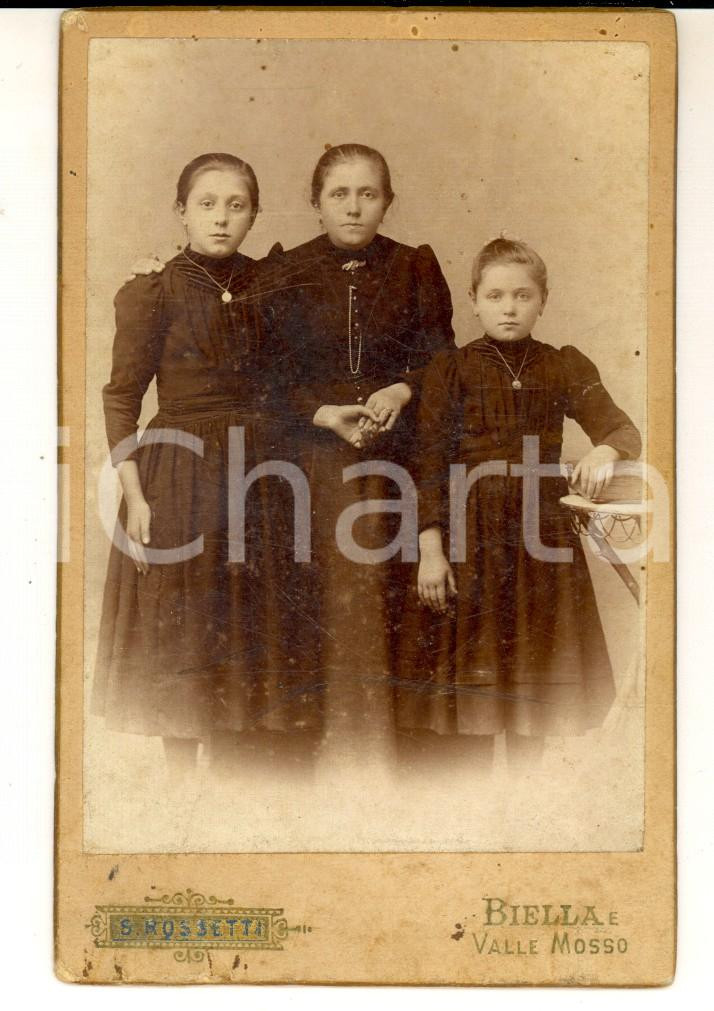 Fotografia d epoca originale 1890 ca BIELLA Madre con le due figlie in abito scuro Foto Simone ROSSETTI 1