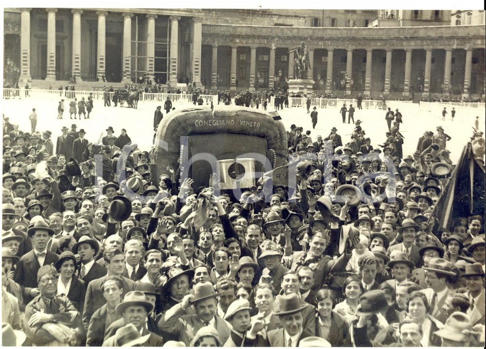Fotografia d epoca originale 1940 NAPOLI Raduno ex combattenti gruppo CONEGLIANO VENETO Foto Istituto LUCE 1