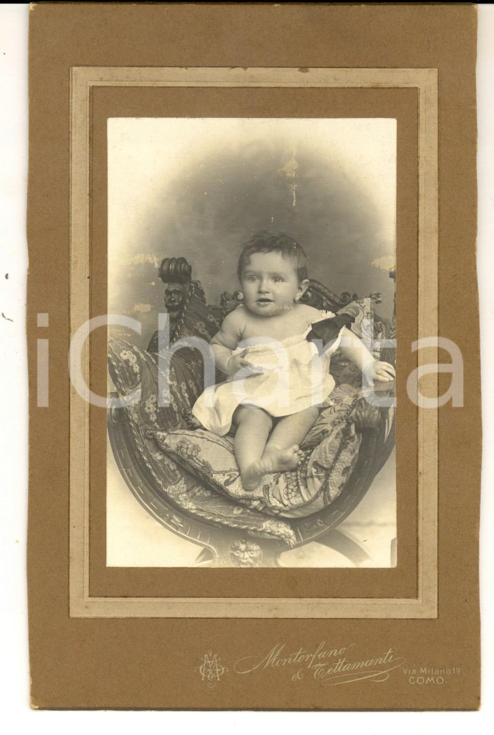 Fotografia d epoca originale 1900 COMO Ritratto di bambina su sedia imbottita Foto MONTORFANO & TETTAMANTI 1