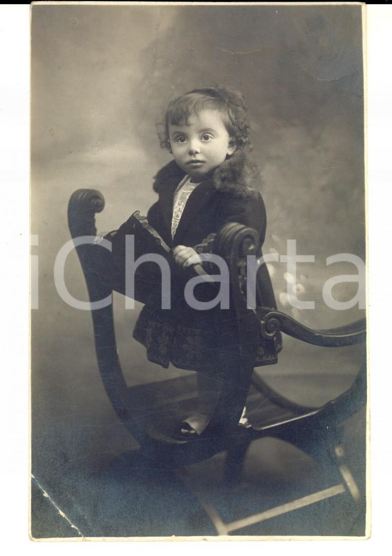 Fotografia d epoca originale 1922 AREA LOMBARDA ? Bambina in piedi su una sedia Foto cartolina FP 1